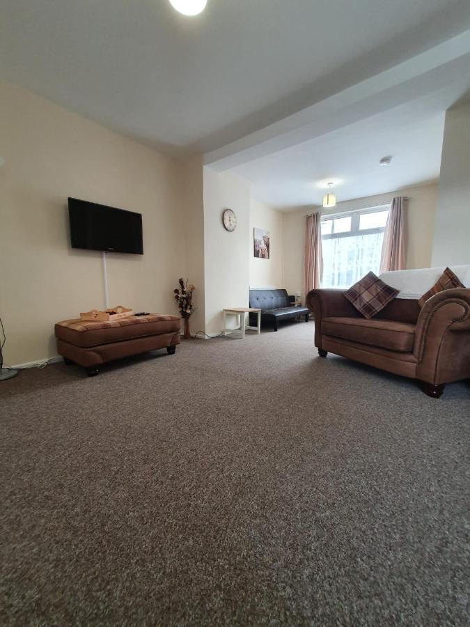 2 Bed House, Contractors & Holiday Guests Welcomed Dowlais Dış mekan fotoğraf